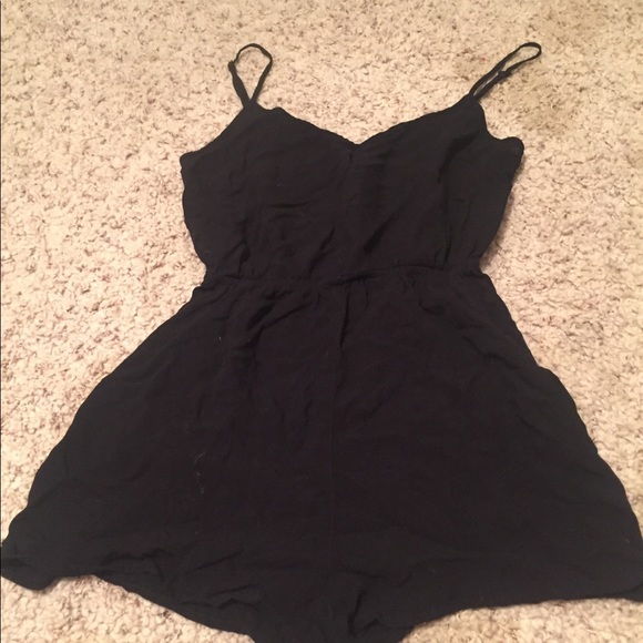 Size small romper with pockets, and cross back :) - Picture 1 of 2
