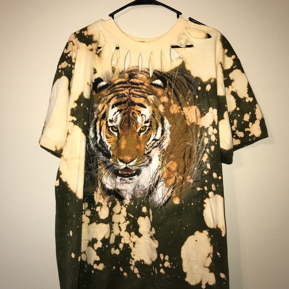 Damaged goods tiger t-shirt.