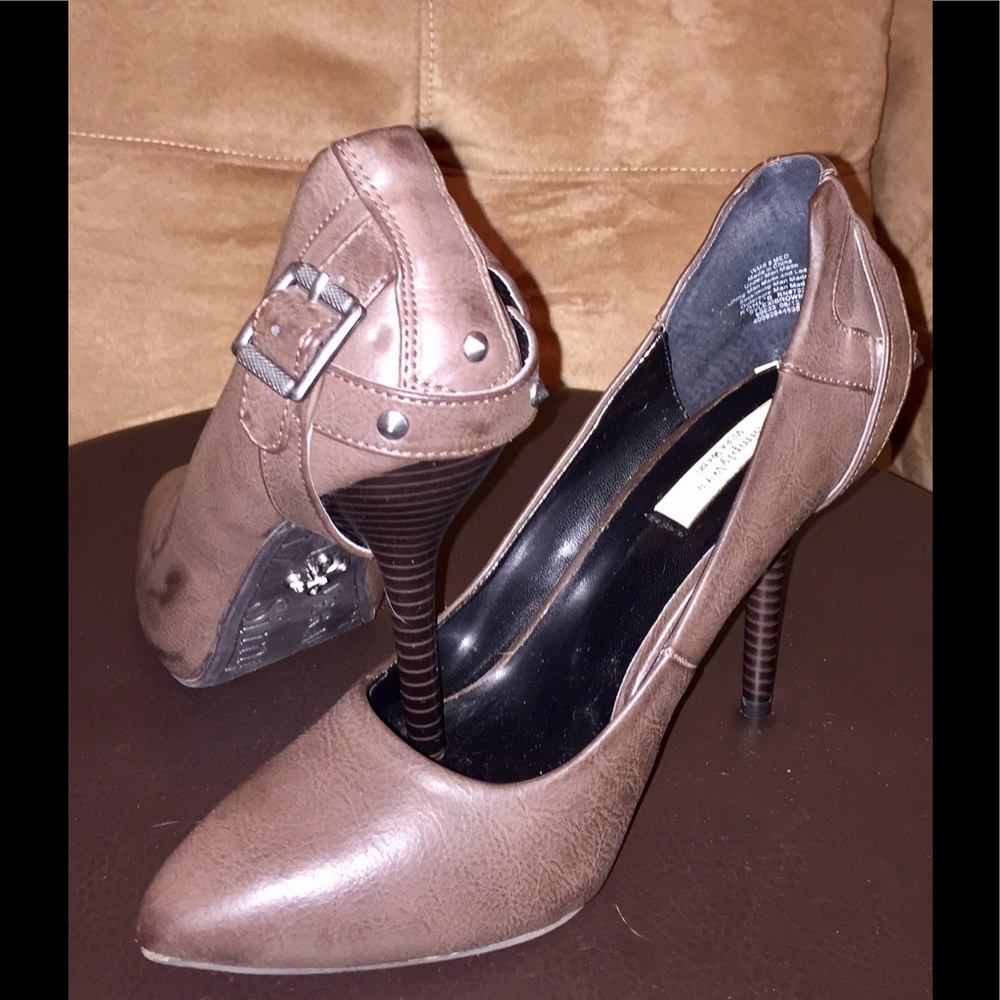 Sz 9 NEW Simply Vera Distressed Look Heels