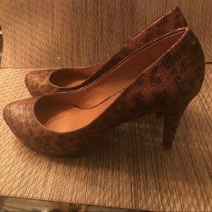 VINCE CAMUTO Multi-Colored Leopard Sparkly Pump