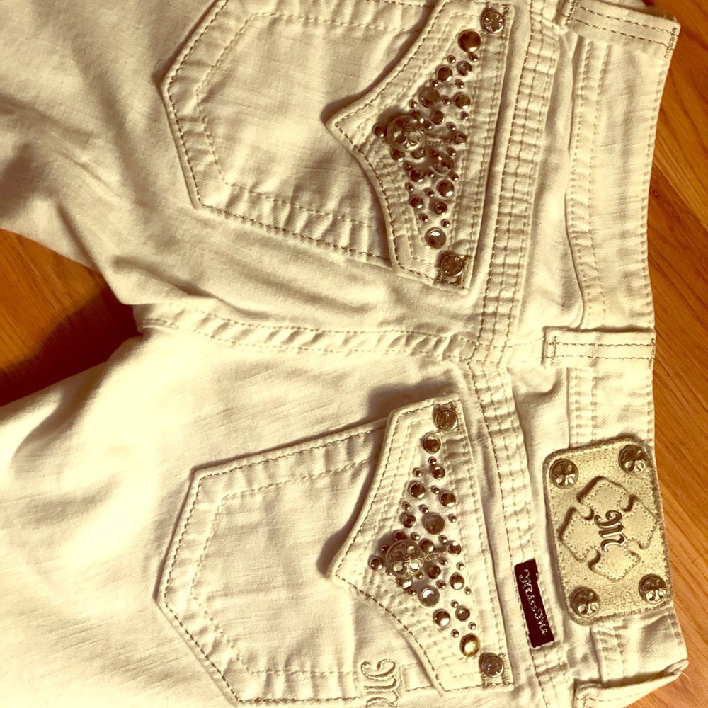 Excellent condition crystal accents white