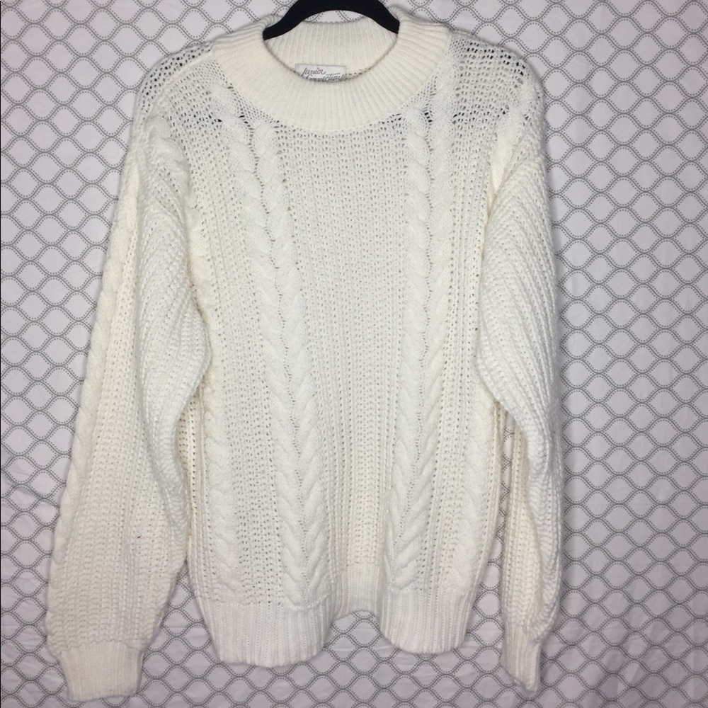 WHITE OVERSIZED SWEATER