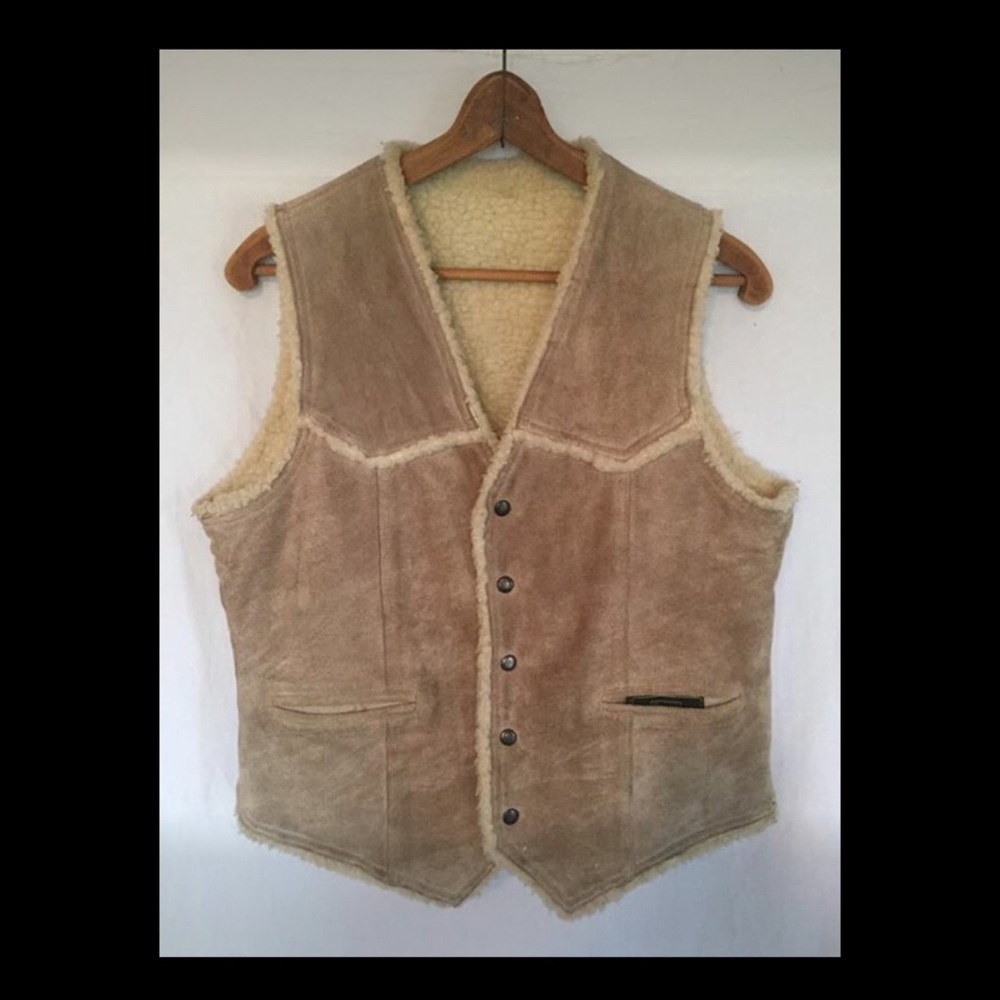 Dear Betty Vintage is an online reseller.