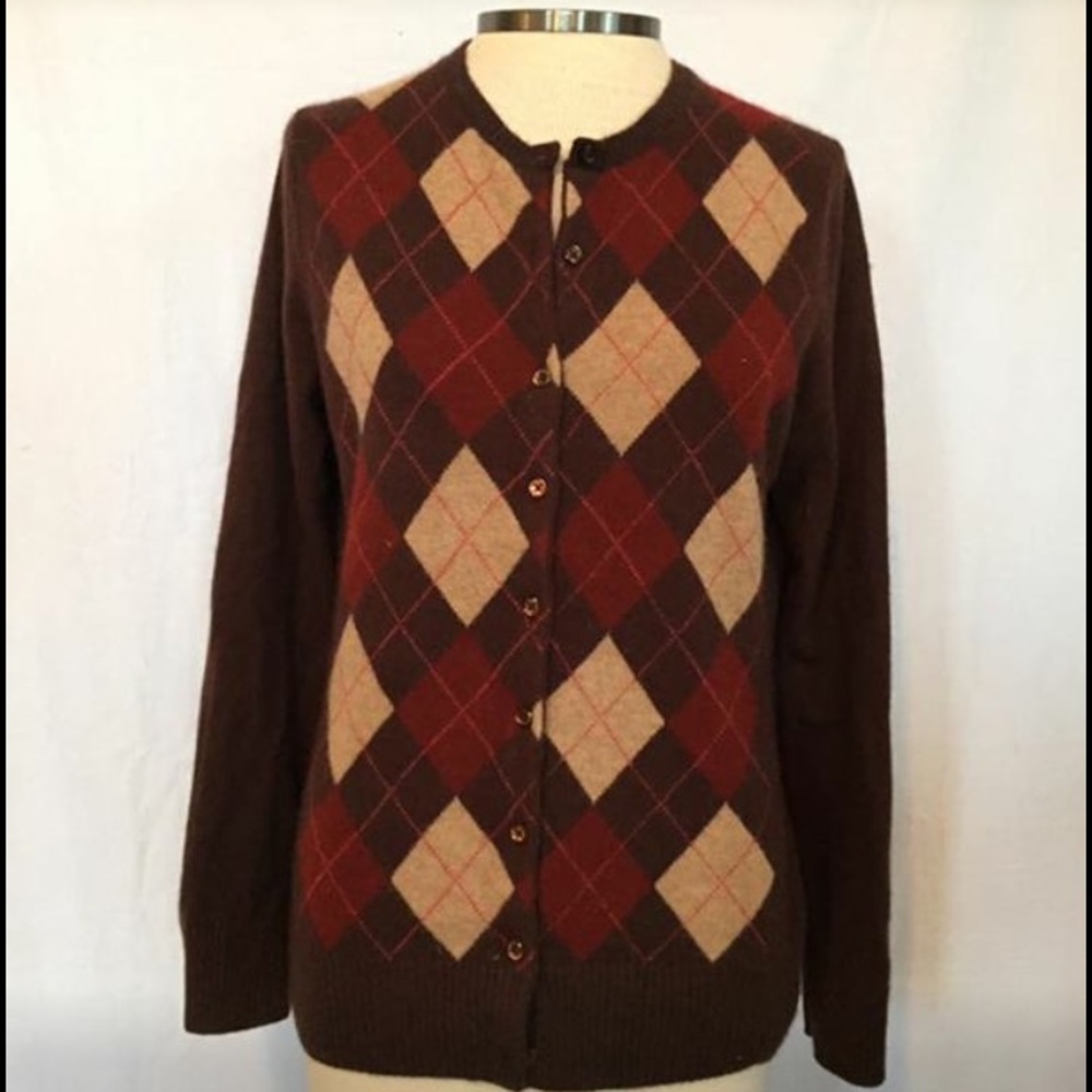 Dear Betty Vintage is an online clothing reseller.