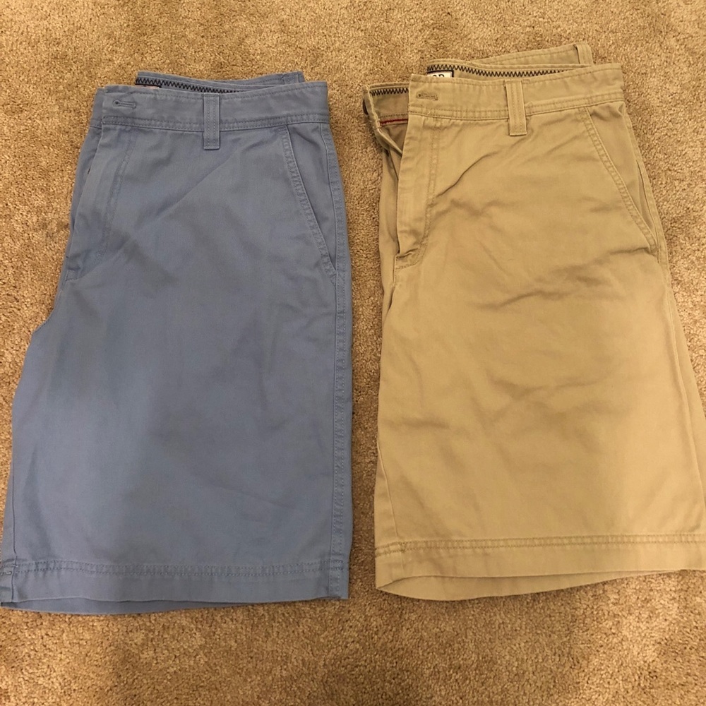 2 pairs of men’s Izod shorts