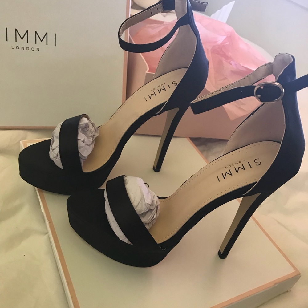 Simmi London ❌❌SOLD❌❌ Satin Platform Black heel