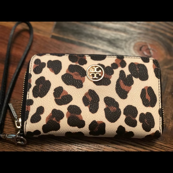 Tory Burch Handbags - Tory Burch wristlet wallet