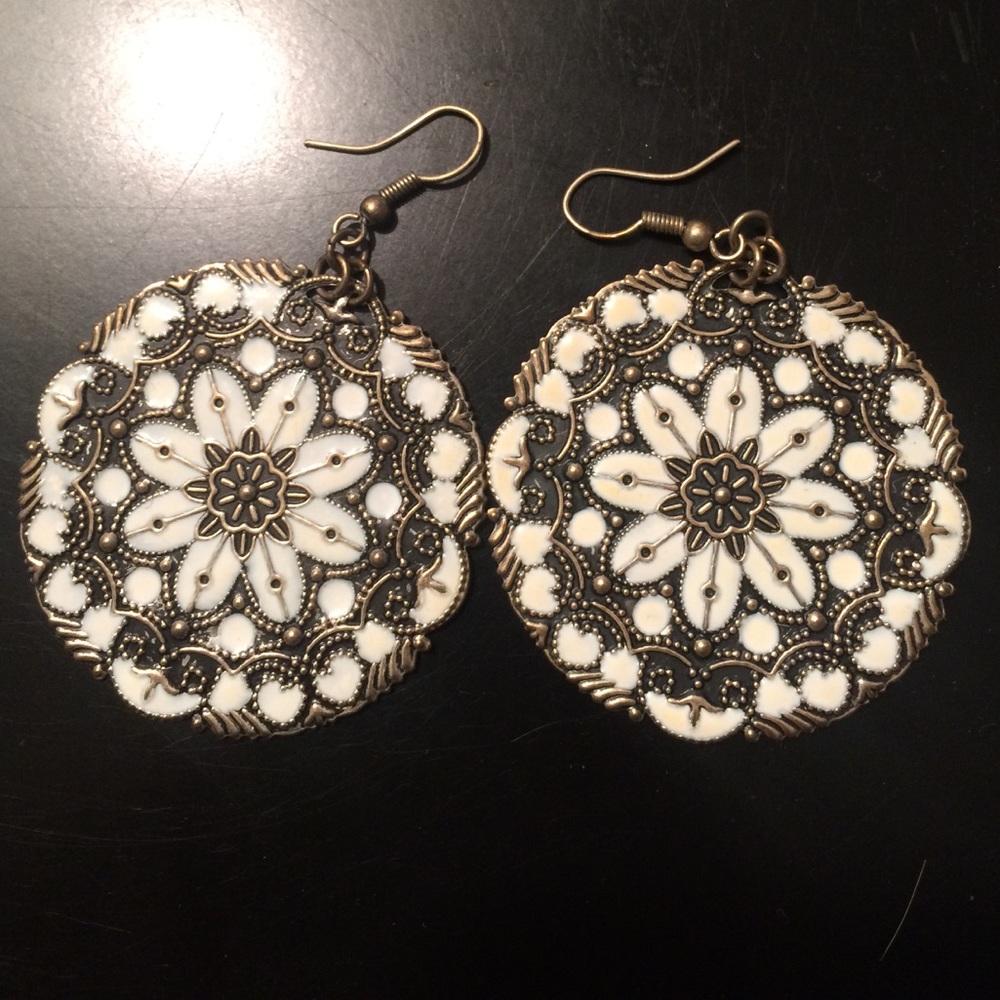 White and Silver Flat Round Earrings w/Detail
