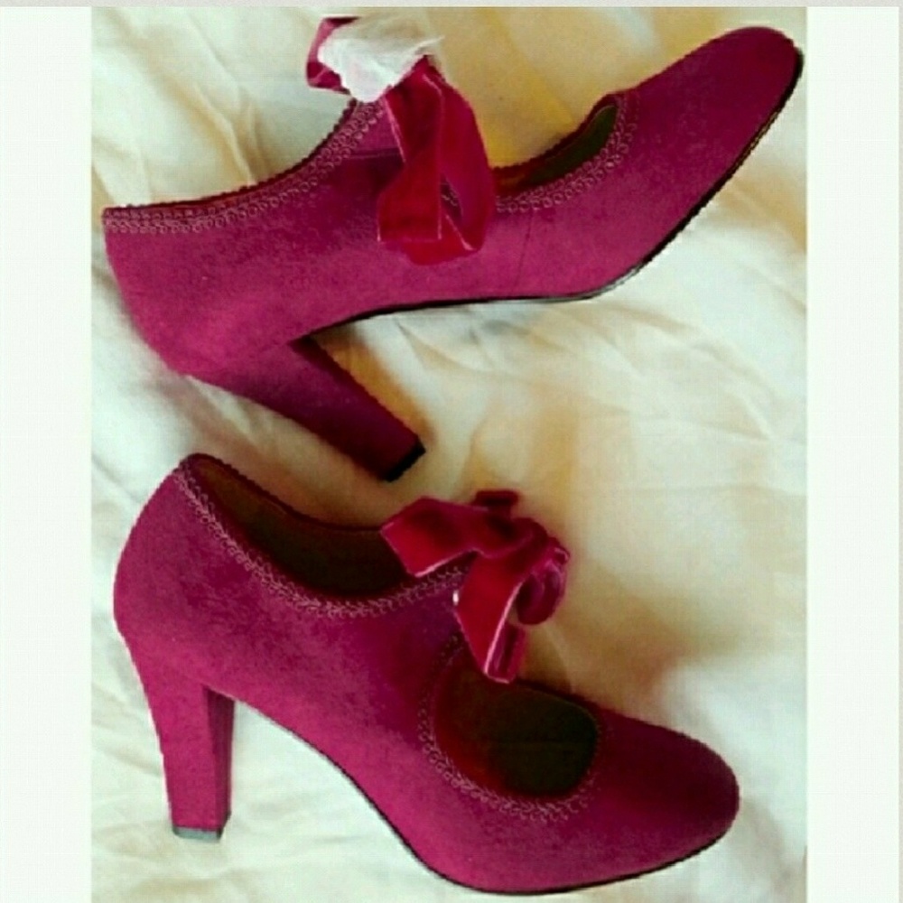 Gorgeous Elegant Suede Heels