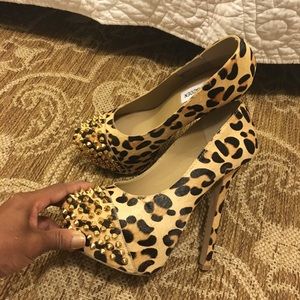 Steve Madden Bolddd Pumps. Never worn. Size 7.