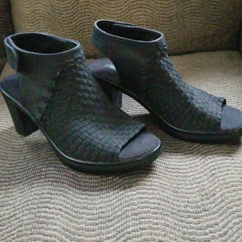 Beautiful black Steve Madden sandals