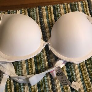 Victoria's Secret bra size 32B new with tags
