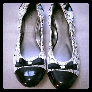 Tahari size 10 flats