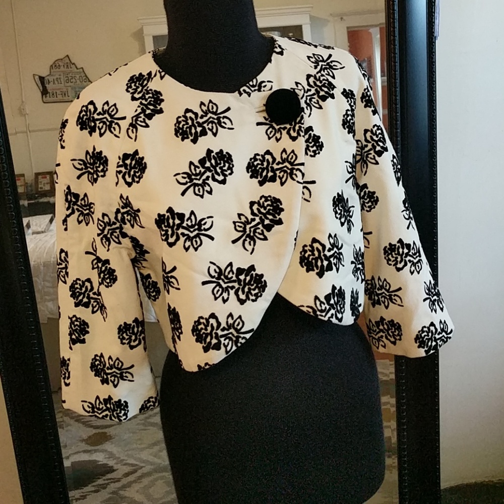 Crop dress jacket w/ velvet floral design