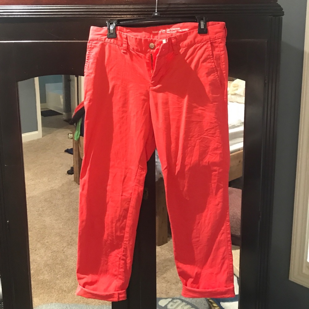 Size 4 Gap Girlfriend Khaki cropped pants.