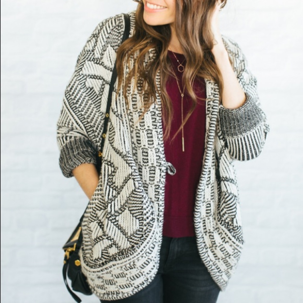 Black/White Cocoon Sweater Size Small