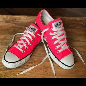 Hot pink Converse All-Star low-top sneakers