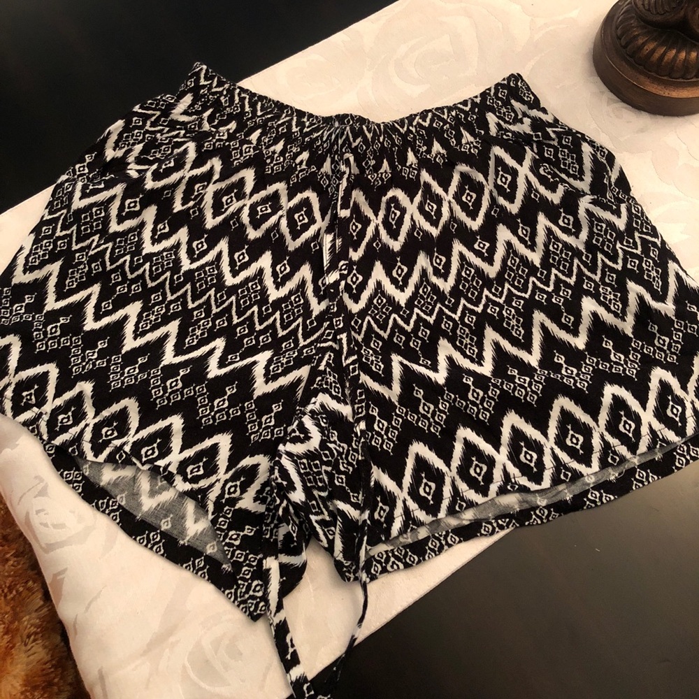 Adorable black and white shorts!