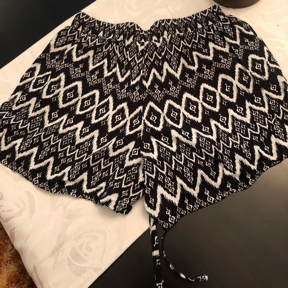 Adorable black and white shorts! - Picture 2 of 3