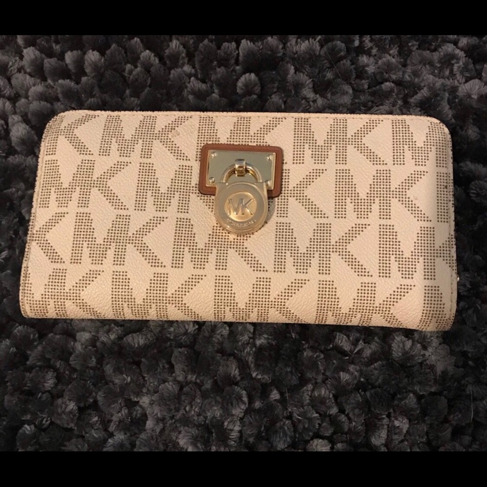 Michael Kors Zip Around Wallet