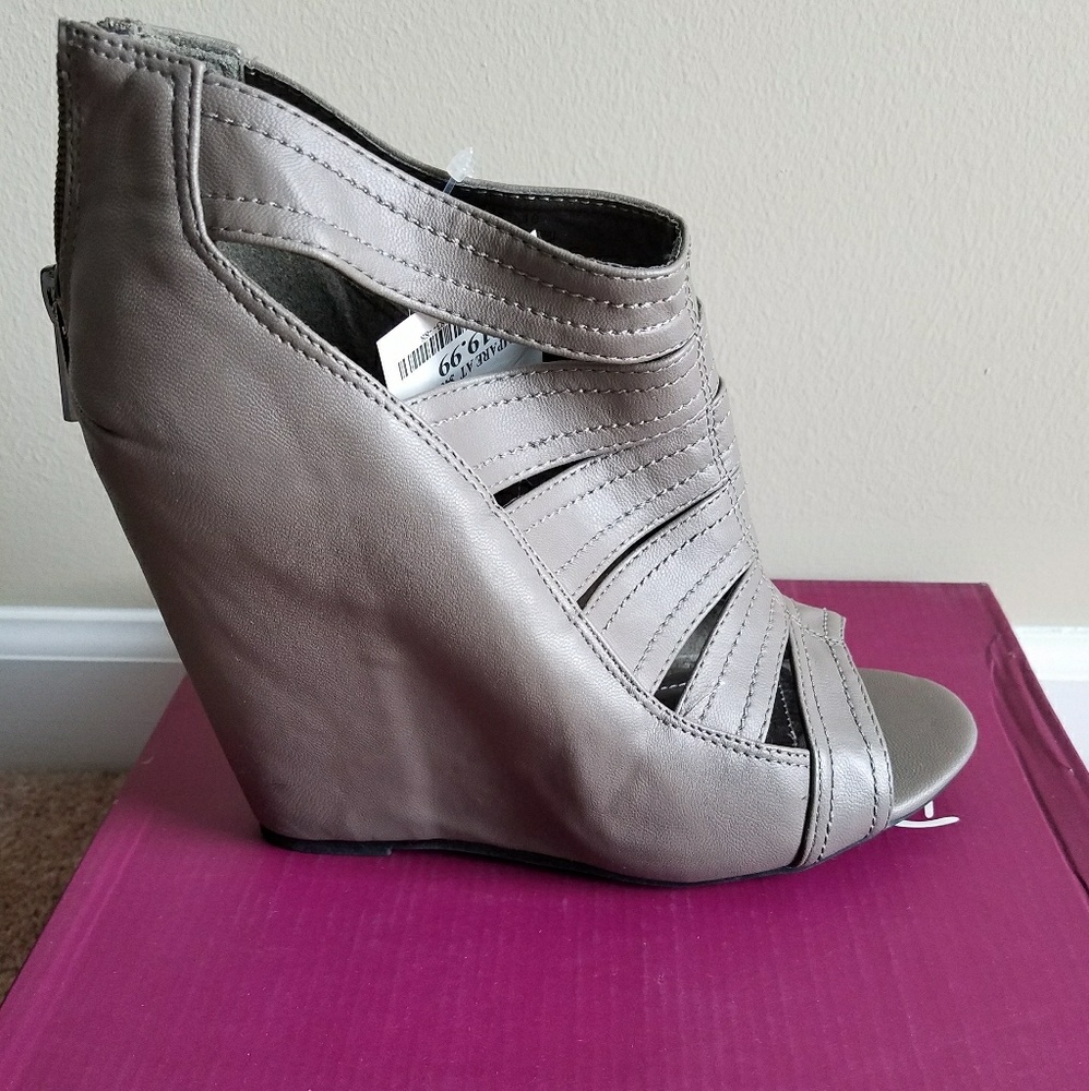 Grey wedges