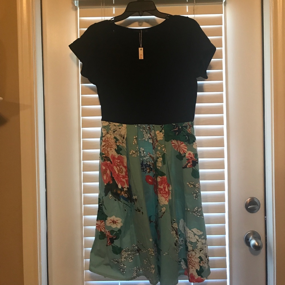Short sleeve  dress black top multi color bottom