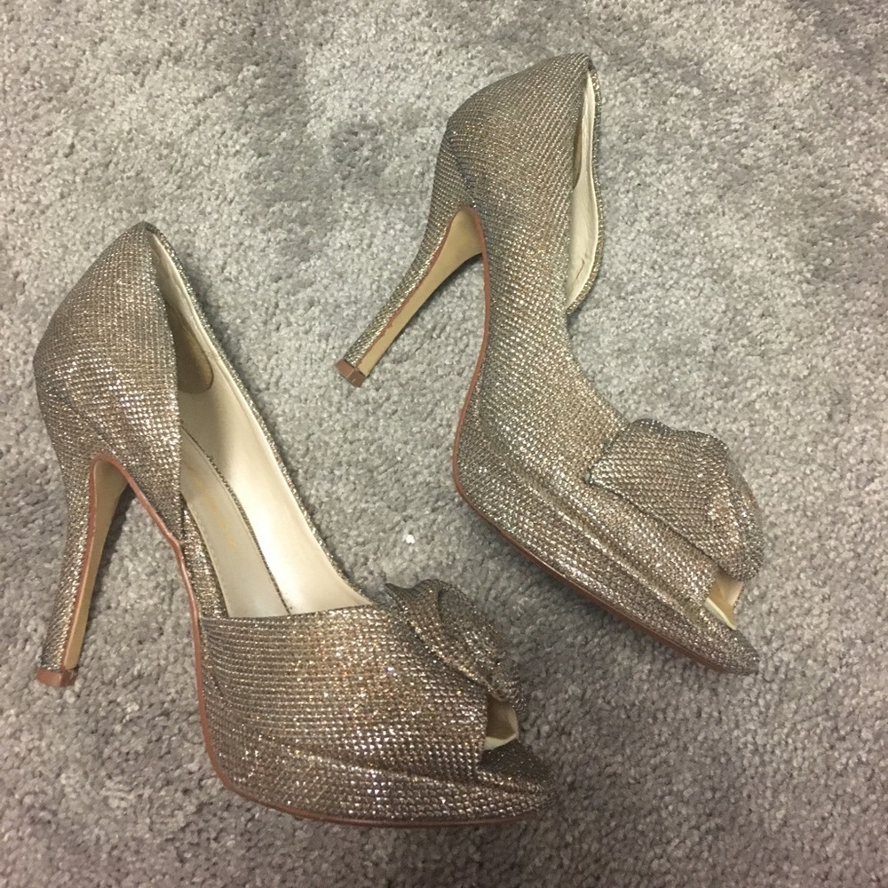 Caparros size 8 gold heel