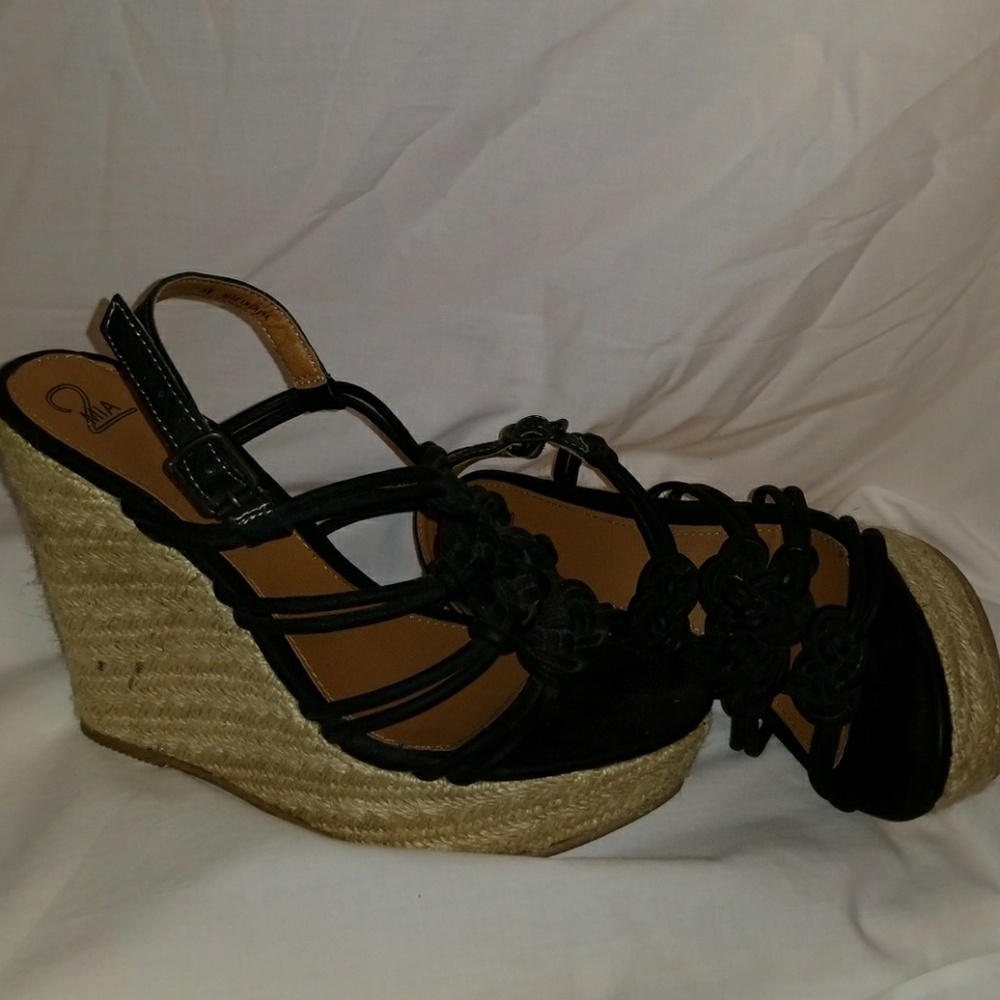Mia size 8 black wedges