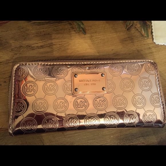 Michael Kors Handbags - 😱 SALE Michael Kors rose gold wallet
