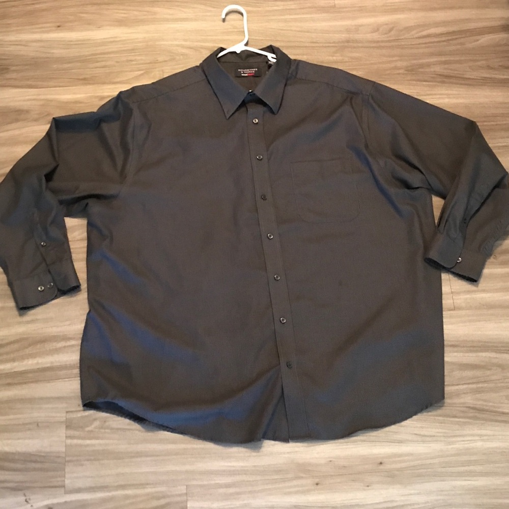 Men’s long sleeve Roundtree & Yorke dress shirt.