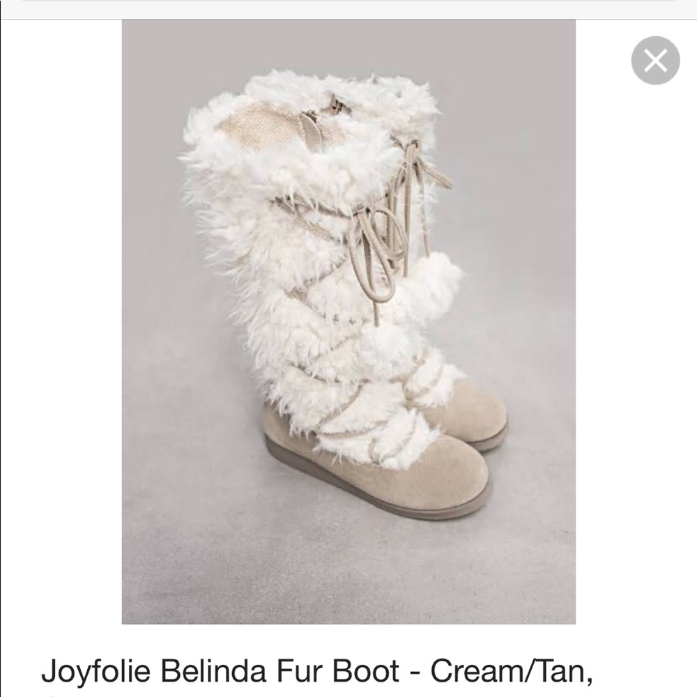 Youth size 4 never worn fur boots.