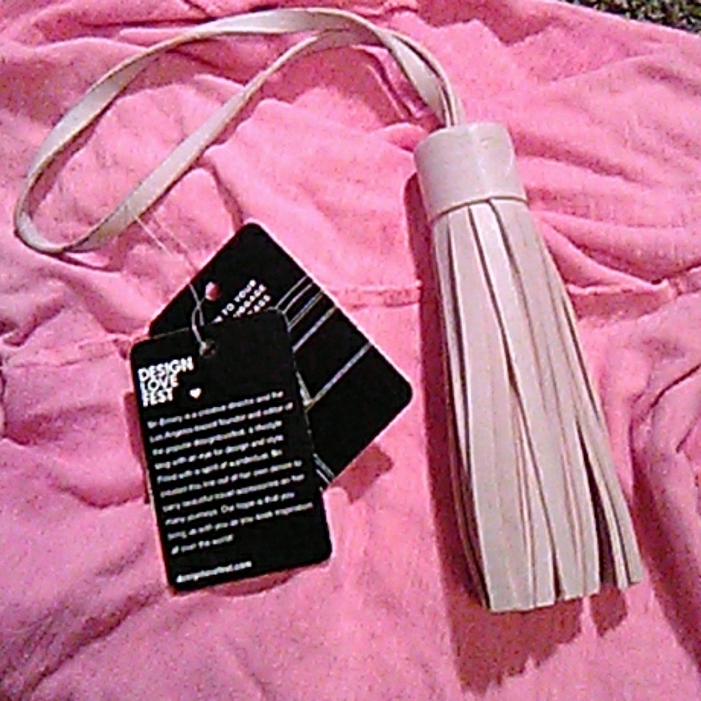 Luggage tassels