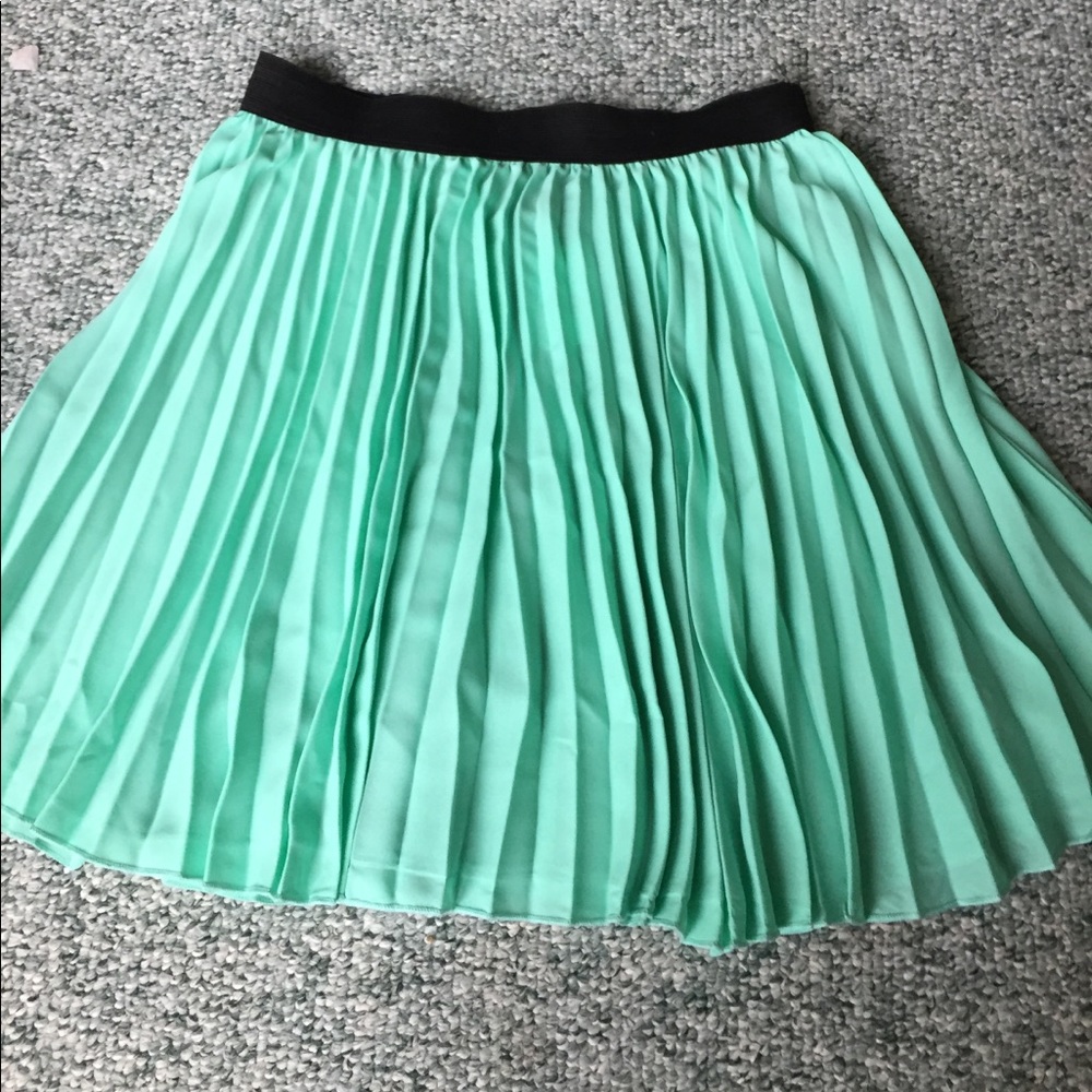 NWT cute mint pleated skirt