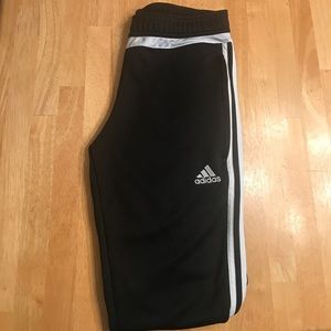 Adidas joggers comes with zipper pockets as well