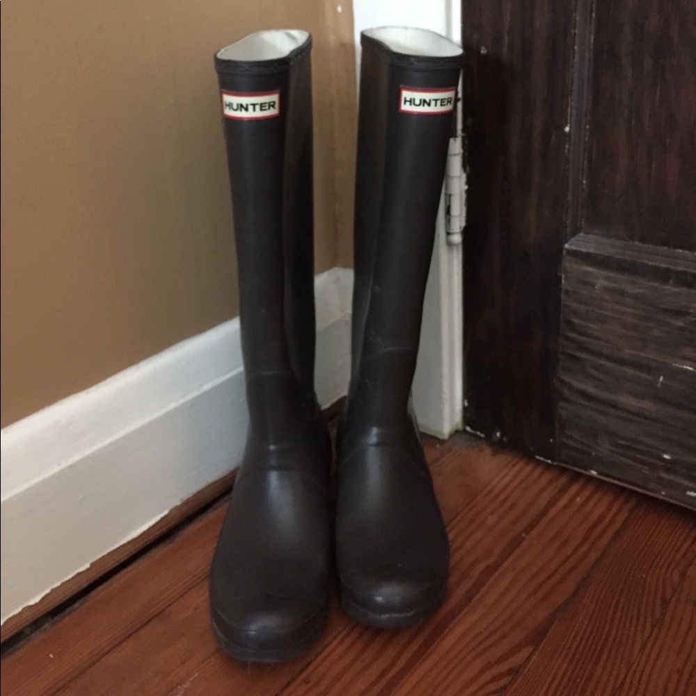 Hunter rain boots with fleece sock bundle.