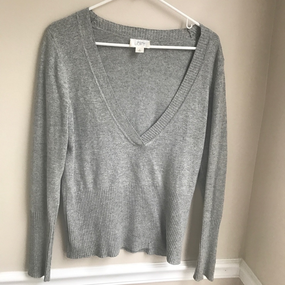 ⭐️Ann Taylor LOFT v-neck sweater