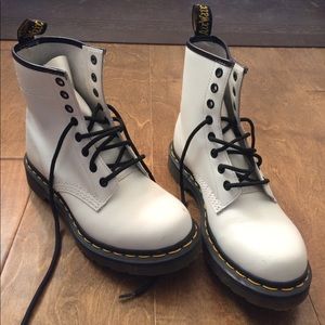 Sr. Martens Women’s 1460 Smooth Classic Boots