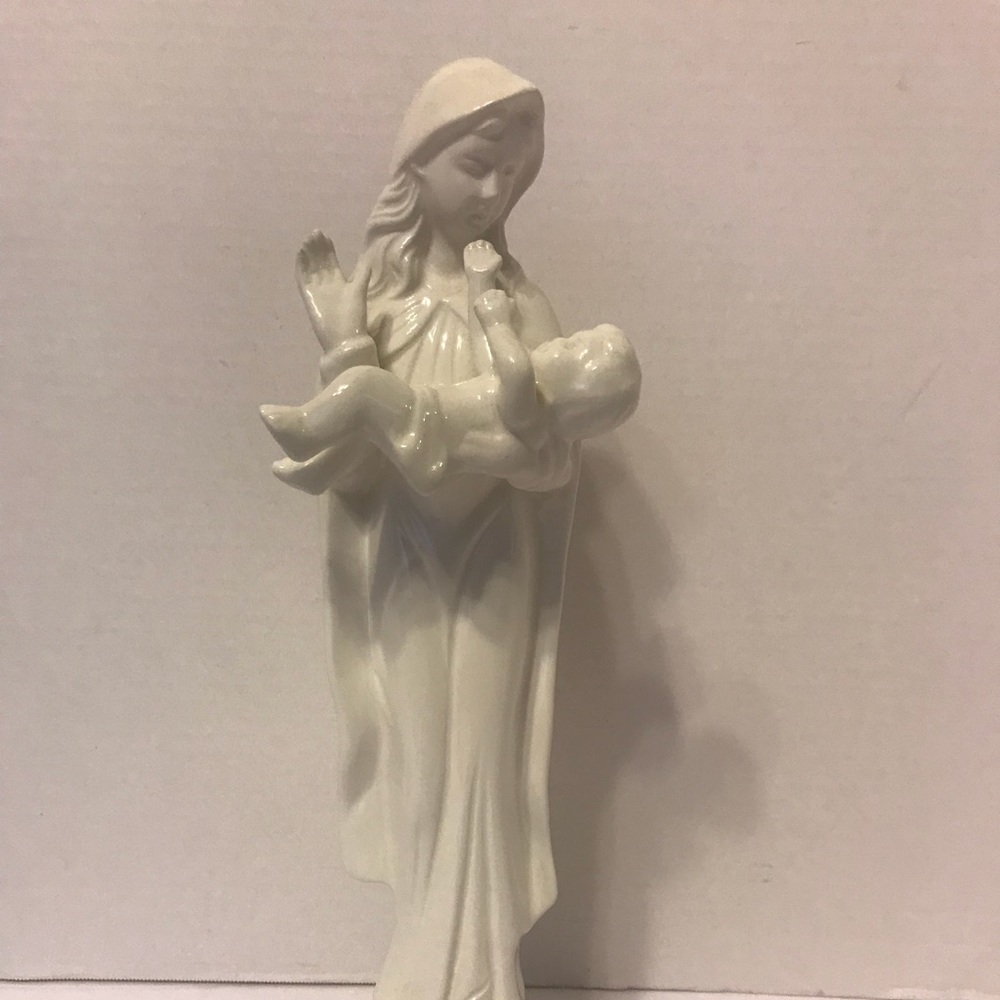 🎱Madonna and baby Jesus ceramic figure 🎱