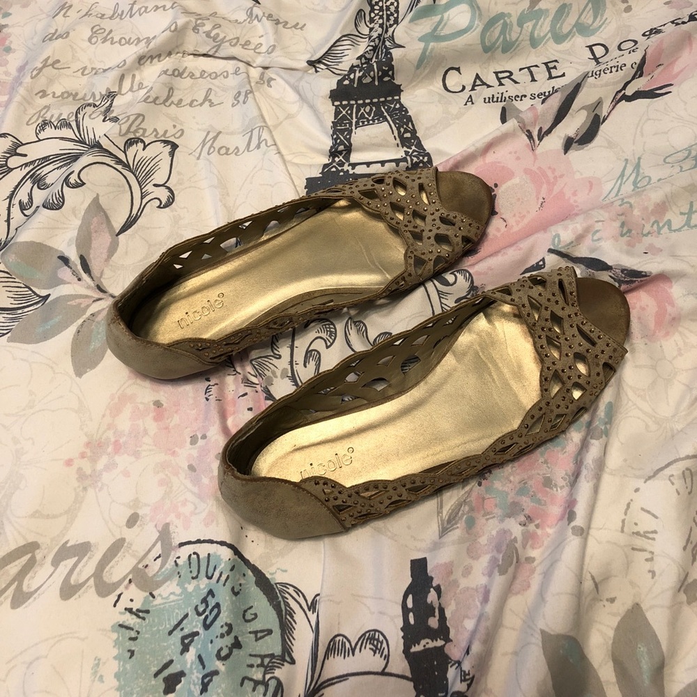 Nice flats with open toe exposure