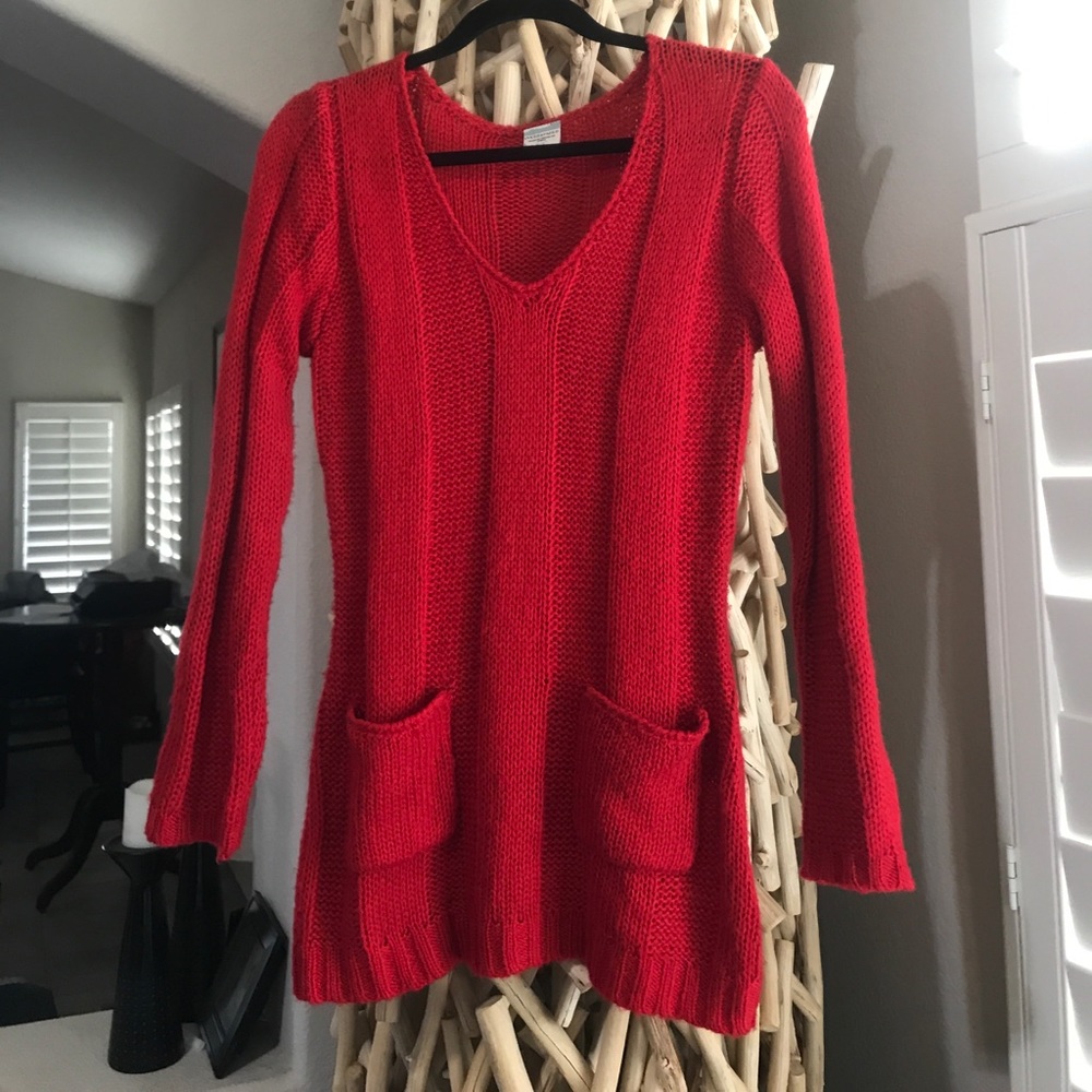 ♦️Women’s inked and faded red sweater