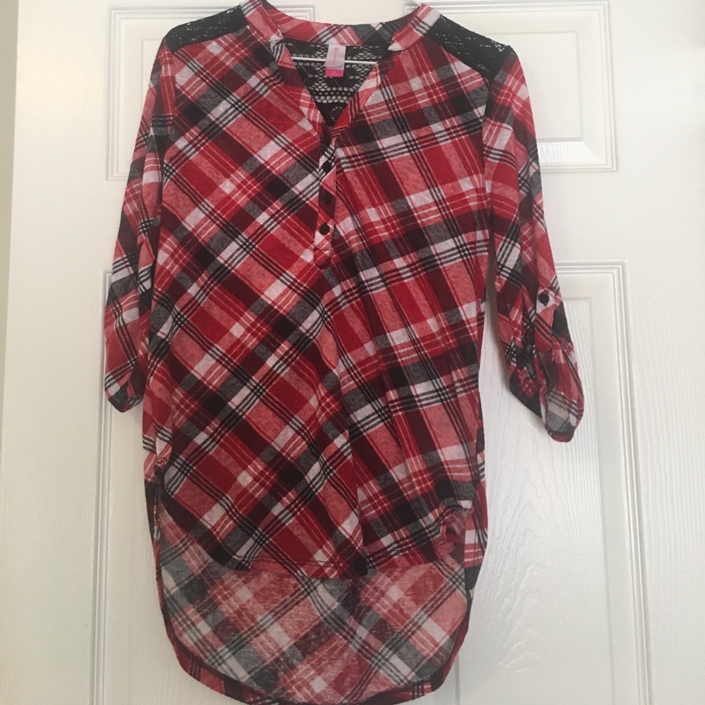 Hi-lo 3/4 sleeve red black and white plaid top