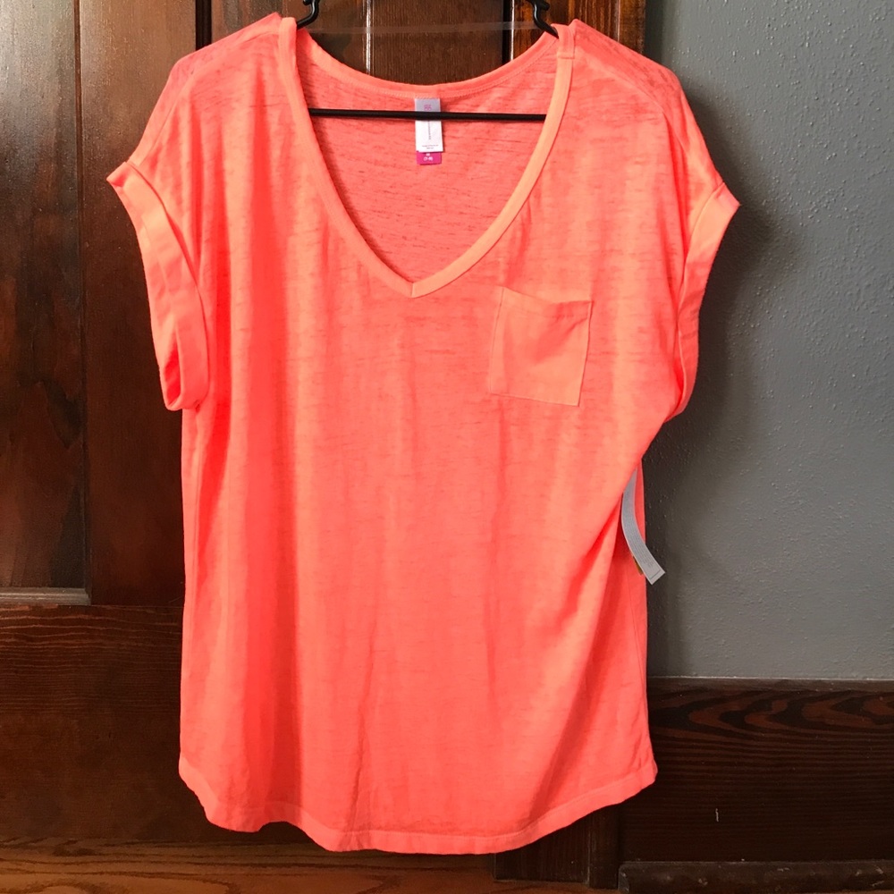 Loose fit tee with pocket and cuffed sleeves