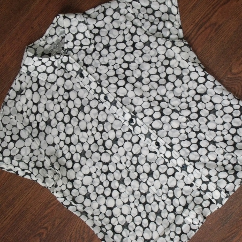 CHICO'S SHEER BUTTON FRONT TOP SZ. 1-BLACK & WHITE