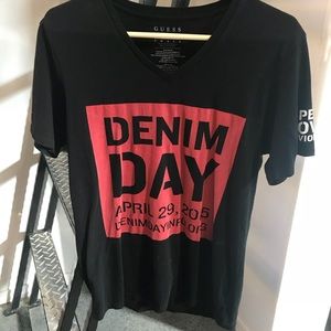 Guess Size Small Black and Red T-Shirt