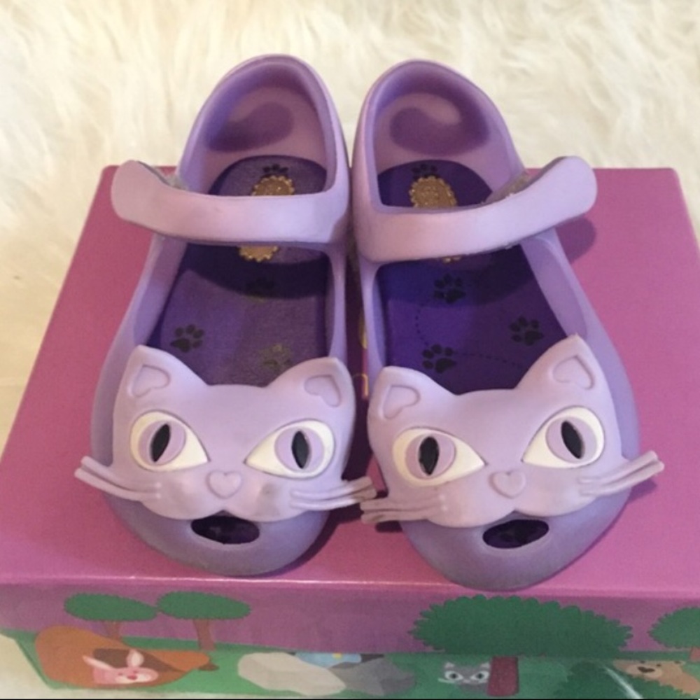 Cute mini Melissa in excellent condition