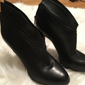 Jessica Simpson black m, heeled booties