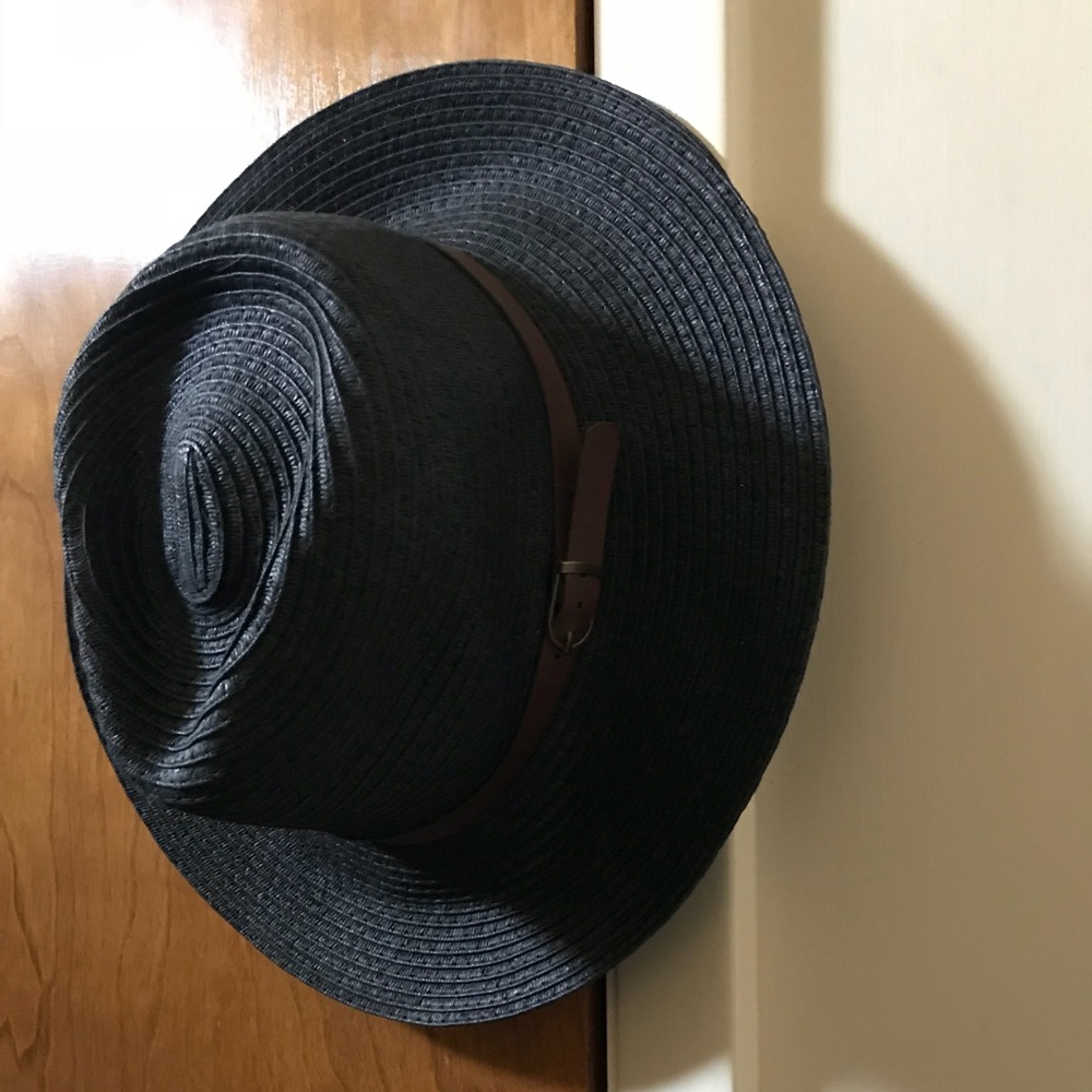 Black beach hat. NWOT Excellent condition