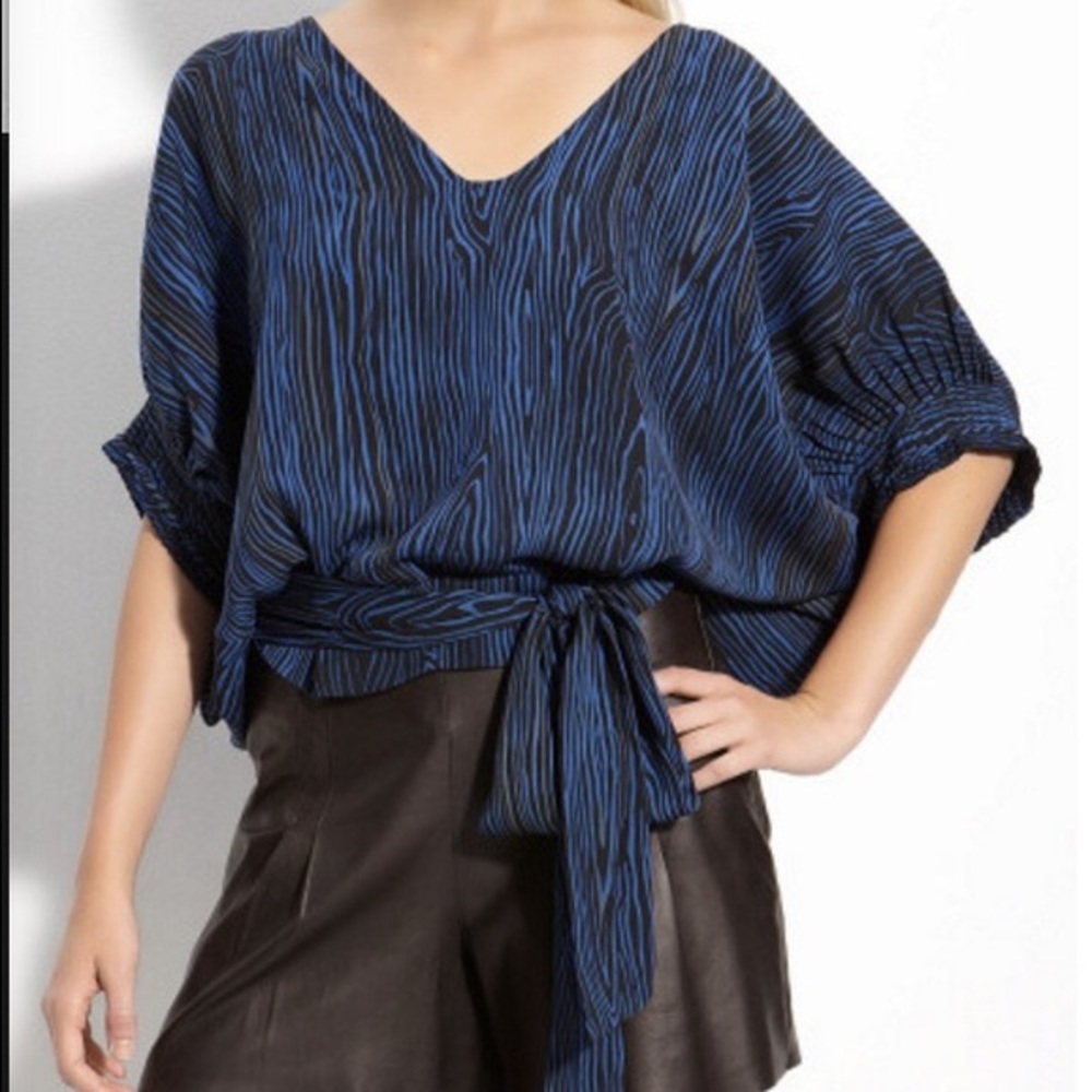 Diane Von Furstenberg navy faux bois Edna top. EUC