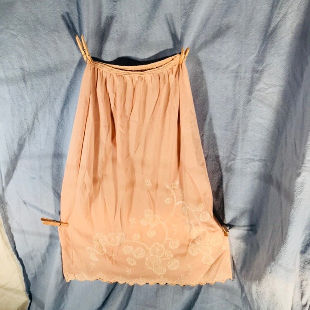 Vintage half slip, blush pink floral detail, m