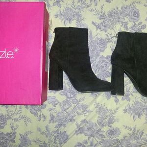 Shoedazzle black booties